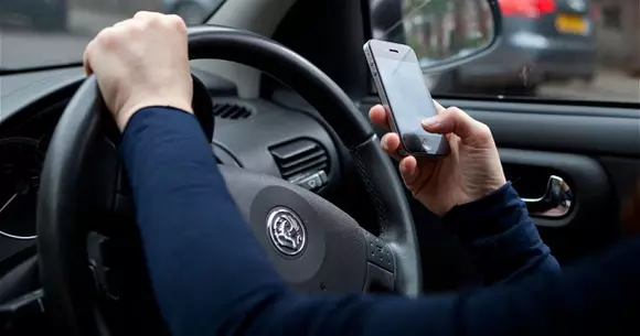 Ai iPhone? Nu vei mai putea trimite mesaje dacă ești la volan