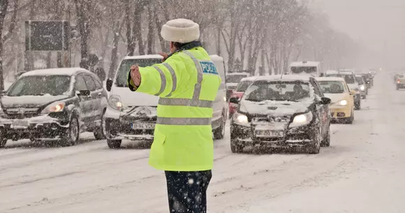 Gestul făcut de un polițist după ce un cetățean i-a spus să meargă câțiva metri mai încolo că se sperie taximetriștii de el