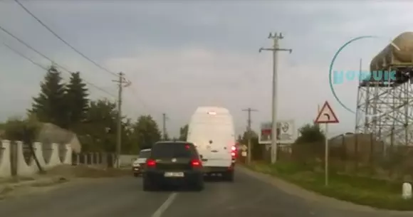 Ce inconștienți! Vezi cum s-au șicanat doi șoferi în județul Buzău! | VIDEO