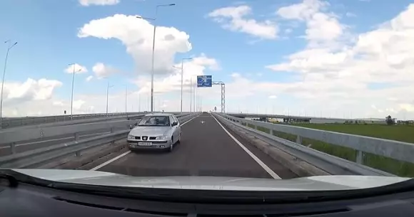 E clar, el este cel mai nepriceput șofer din România! Manevra ciudată pe care a făcut-o! | VIDEO