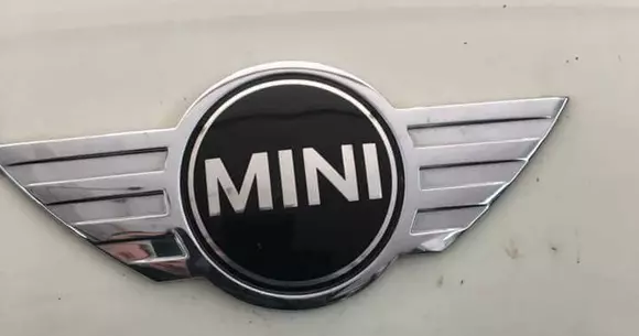 Un proprietar de Mini a turnat 5 litri de lichid de parbriz în motor. Ce a ieșit e greu de explicat. (galerie foto)