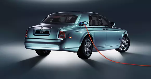 Rolls-Royce va trece direct la propulsia electrică
