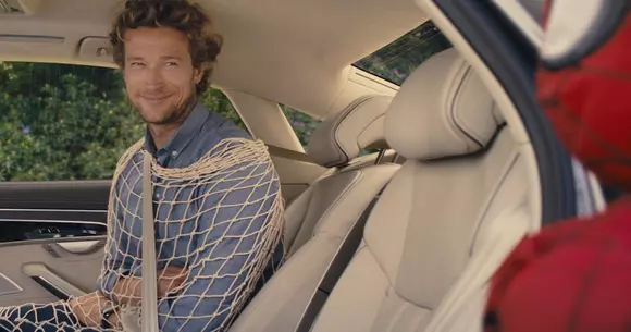 Teaser cu noul Audi A8 şi funcţia masaj pentru picioare