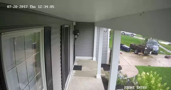 Video: O mașină este ridicată în aer de o tornada