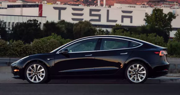 Primul exemplar Tesla Model 3 a părăsit linia de ansamblare
