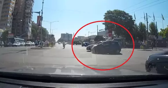 Accident filmat live, în București! Vinovat nu ar fi fost cel care a trecut pe roșu. Cum e posibil? | VIDEO