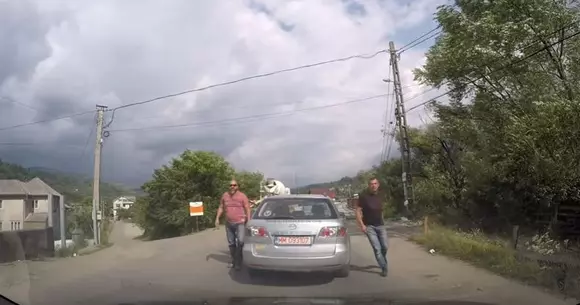Se întâmplă în România! Au fost claxonați și au sărit la bătaie! | VIDEO