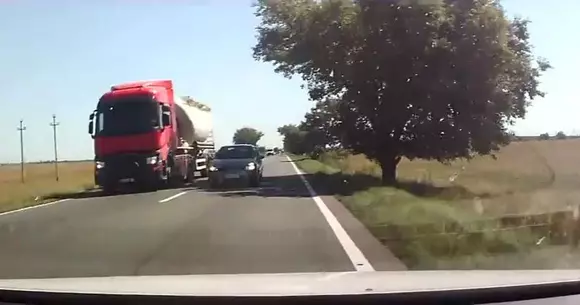 Cum se fac "depășirile kamikaze" în județul Buzău? Cam așa! | VIDEO