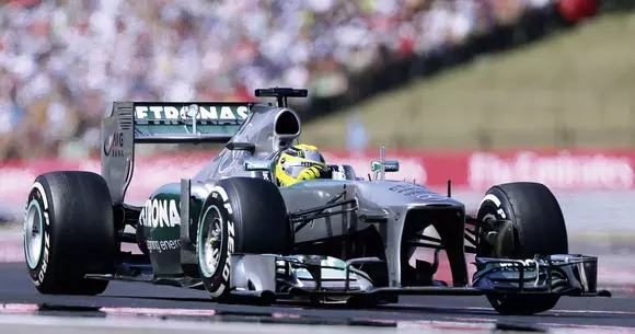 Mercedes-Benz AMG vinde una dintre maşinile F1 condusă de Lewis Hamilton şi Nico Rosberg