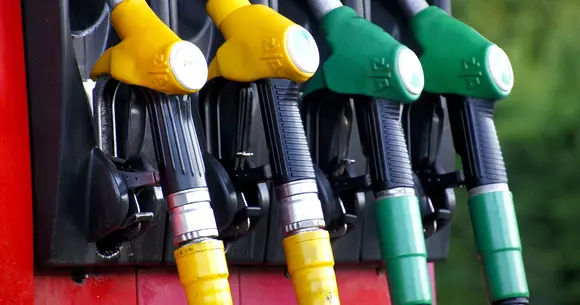 Benzina a ajuns în România la cel mai mic preț din ultimii 10 ani