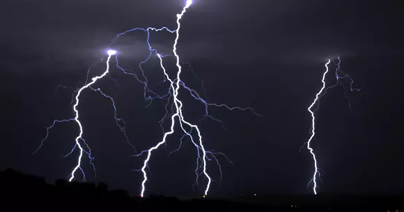 Ce șanse sunt să fii lovit de fulger într-o mașină? | VIDEO