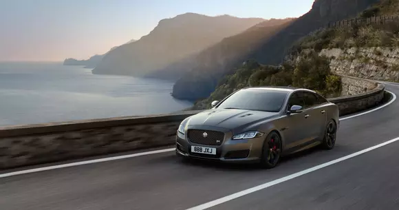Jaguar XJR575 – viața în lux la 300 km/h