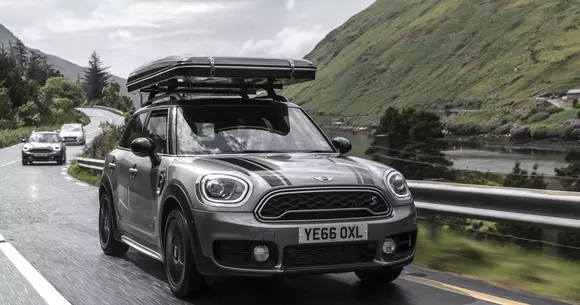 MINI Countryman poate fi echipat cu un cort pentru acoperiş