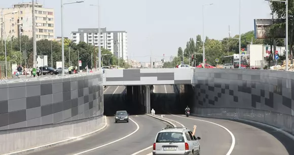 Tipic românesc: Pasajul de la Piata Sudului a fost inaugurat, dar lucrările continuă