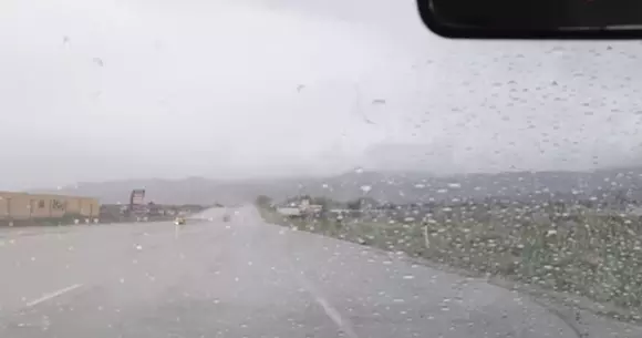 Știai despre soluția care îndepărtează picaturile de ploaie de pe parbriz? Nici nu mai ai nevoie de ștergătoare | VIDEO