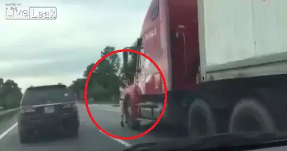 Un tirist l-a luat pe polițist pe capotă. Vezi ce a urmat! | VIDEO