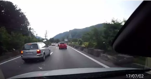 Regele nociv al șoselelor! Cum depășește un sibian pe Valea Oltului | VIDEO