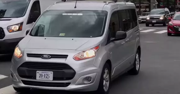 Conducere autonoma: Mașină „autonomă“, condusă de un om camuflat în scaun!