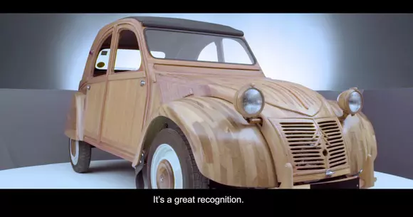 Un Citroen 2CV realizat din lemn