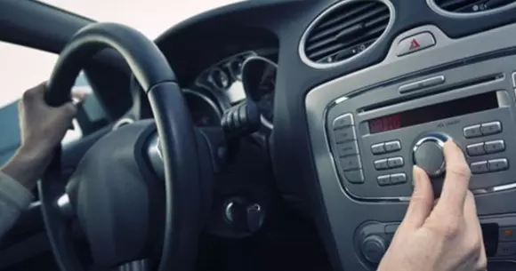 Cu cât muzica e mai tare, cu atât consumul mașinii este mai mare. Care este, de fapt, legătura?