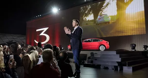 Tesla Model 3 prezentată chiar de Elon Musk - video
