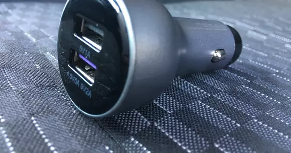 Huawei SuperCharge: un încărcător auto dual USB cu care poţi să pleci liniştit la drum