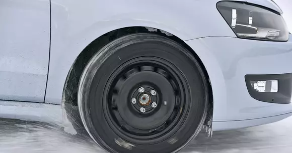 Mai e doar o zi din vară! Când se pun anvelopele de iarnă?