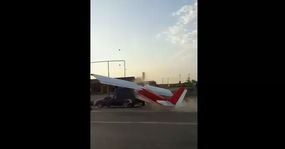Ăsta da accident! Un avion a intrat într-o mașină oprită la o trecere de pietoni | VIDEO