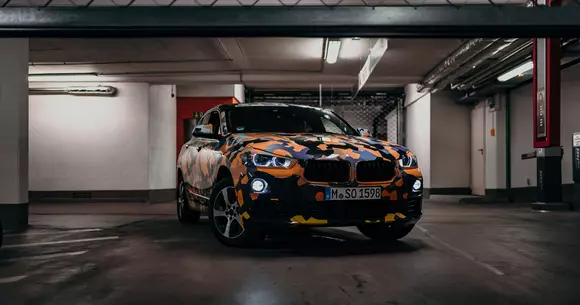 Noul BMW X2 debutează printr-o prezentare cu un camuflaj inedit