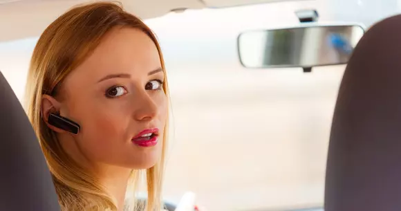 Cele mai bune căști bluetooth pe care să le ai în mașină