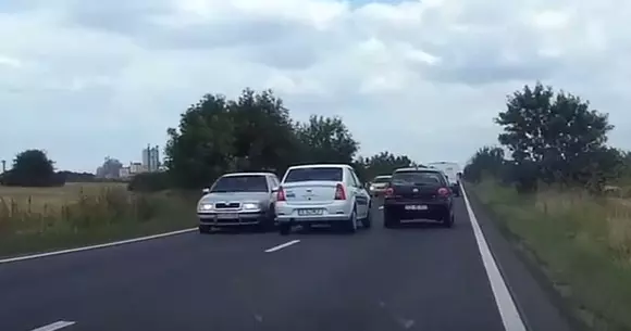 "E nebun!" Cea mai necugetată depășire pe care o puteai vedea vreodată pe o șosea din România! | VIDEO