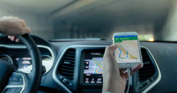 Un bărbat a montat un dispozitiv GPS sub mașina prietenei lui! Ce a urmat îi poate aduce închisoarea!