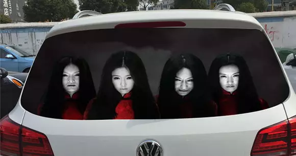 Au apărut foliile menite să-i sperie pe șoferii care dau flash-uri