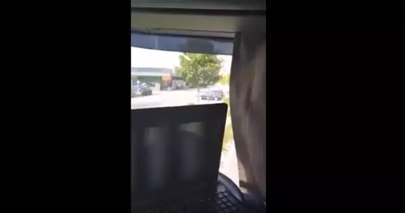 Un șofer de TIR a ajutat la prinderea a 3 hoți în Elveția. Engleza bărbatului a stârnit hohote de râs, dar gestul e de admirat | VIDEO