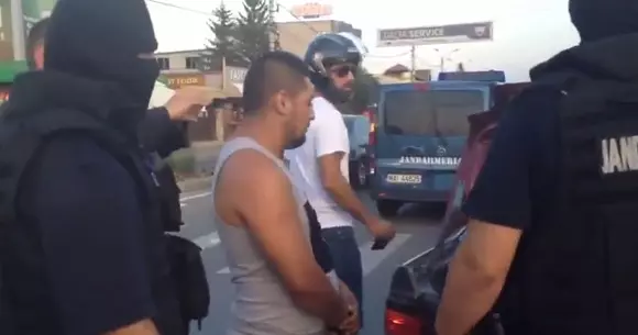 VIDEO - Cine este motociclistul care a bătut trei bărbaţi aflaţi într-un BMW, după ce l-au şicanat în trafic