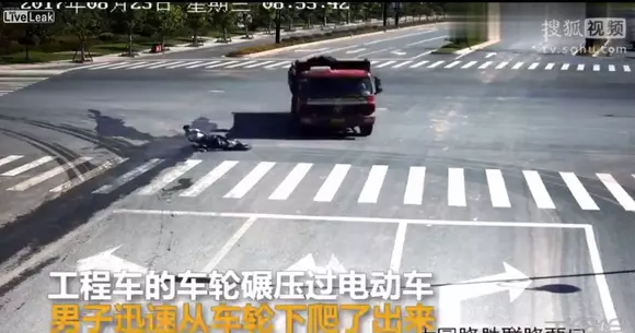 Cum s-a sfârșit impactul dintre o motocicletă și un camion | VIDEO