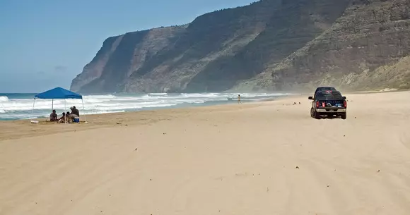 Ce se poate întâmpla dacă intri cu mașina pe plajă? Vezi cât e amenda!