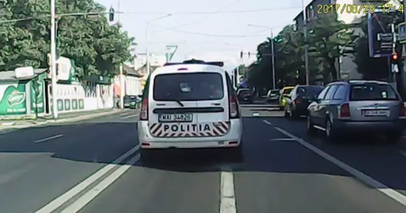 Doi români au trecut pe roșu deși polițiștii erau în spatele lor. Ce a urmat | VIDEO