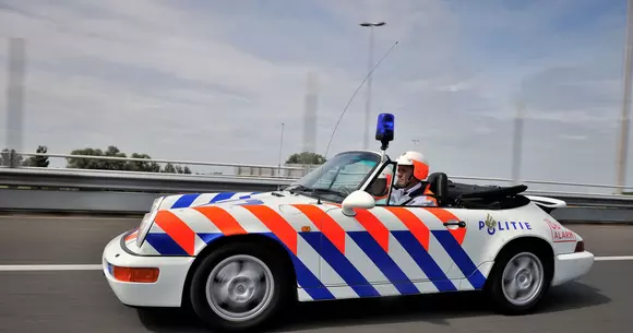File de istorie: o divizie specială a Poliţiei din Olanda şi multe Porsche de colecţie