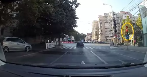 Ce se întâmplă dacă treci pe culoarea roșie a semaforului? | VIDEO