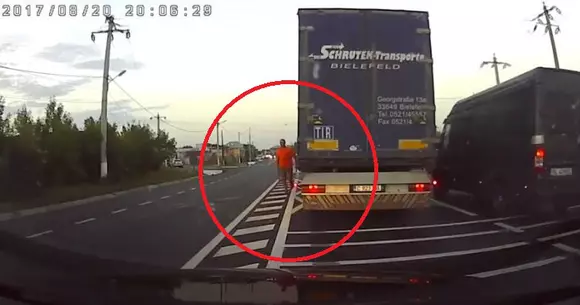 Un TIR-ist din România s-a dat jos cu bâta la un alt șofer! Vezi ce a urmat! | VIDEO