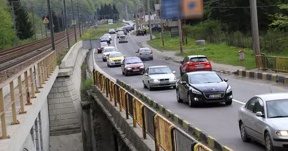 O tânără i-ar fi furat maşina unui bărbat care a oprit să o ajute după ce a susţinut că se simte rău