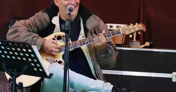 Povestea domnului Tic: solist, cantautor, avocat, psihosociolog, iar în timpul liber conduce cu UBER