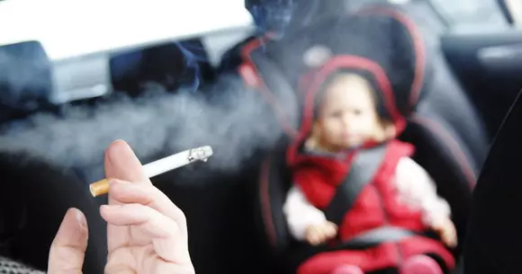 Nu vom mai avea voie să fumăm dacă în mașină este un copil sau o femeie însărcinată