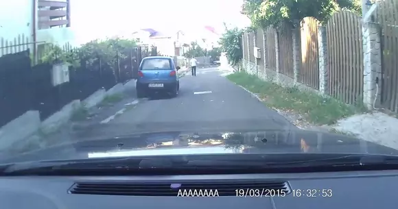 Video: Șicanări în trafic în prima zi de școală. Acest șofer are un tupeu nemaipomenit