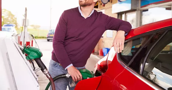 Vești bune pentru portofelele noastre: scad prețurile la combustibili!