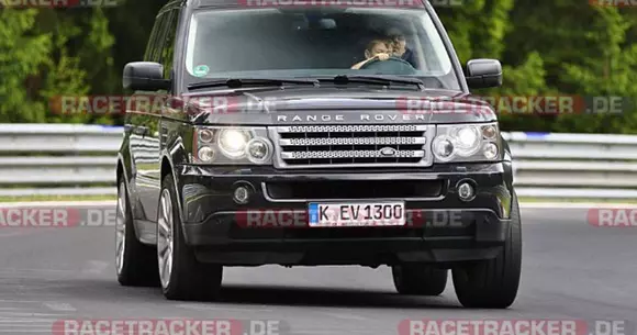 Un copil a fost fotografiat la volanul unui Range Rover Sport pe circuitul Nurburgring