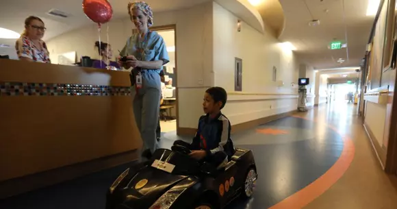 La un spital din San Diego cei mici "șofează" spre sala de operație