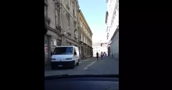 Un şofer a intrat cu BMW-ul în centrul pietonal din Timişoara şi a ameninţat trecătorii că-i calcă. Totul a fost transmis live pe Facebook | VIDEO
