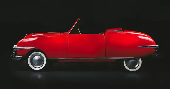 Hugh Hefner a murit! Care este povestea mașinii Playboy și legătura acesteia cu revista